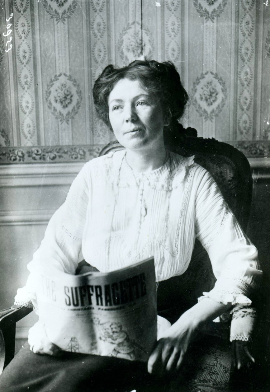 Muotokuva Christabel Pankhurstista lukemassa kopiota Suffragettesta n. 1905 tekijältä English Photographer