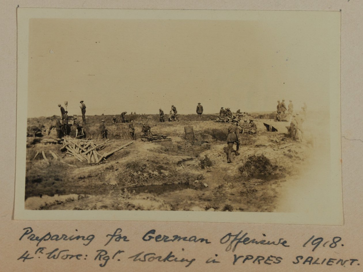 Valmistautuminen Saksan 1918 hyökkäykseen 1918. 4th Worc: Rgt. Työskentely yrityksessä YPRES SALIENT tekijältä English Photographer