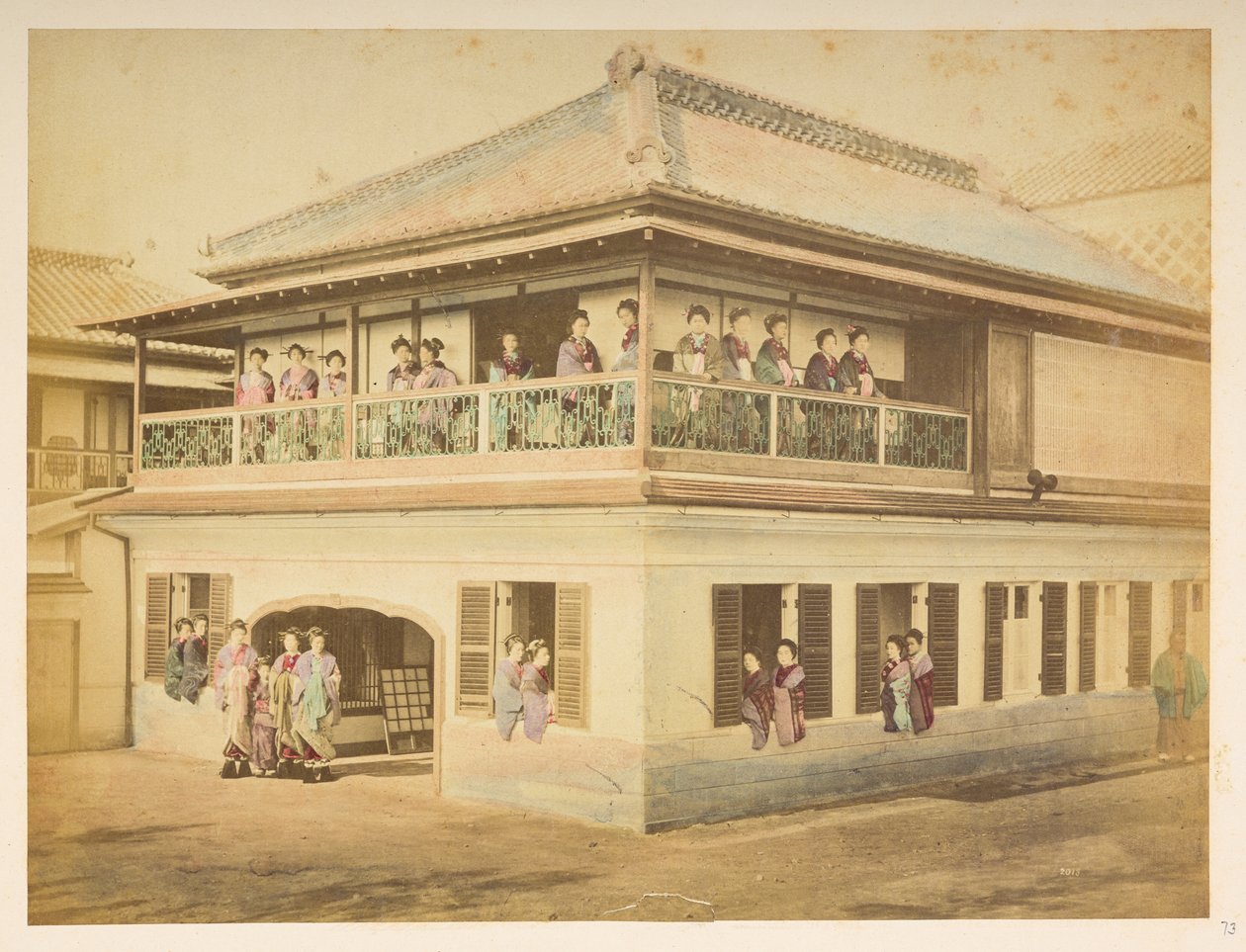Prostituoituja Shinpuron bordellissa, Takashima-cho, Yokohama, Valokuvaaja: Stillfried, Raimund von Lucas Kokoelma: Charles Jamesin ja Morton P, Lucasin maailmankiertueen valokuvaennätys tekijältä English Photographer