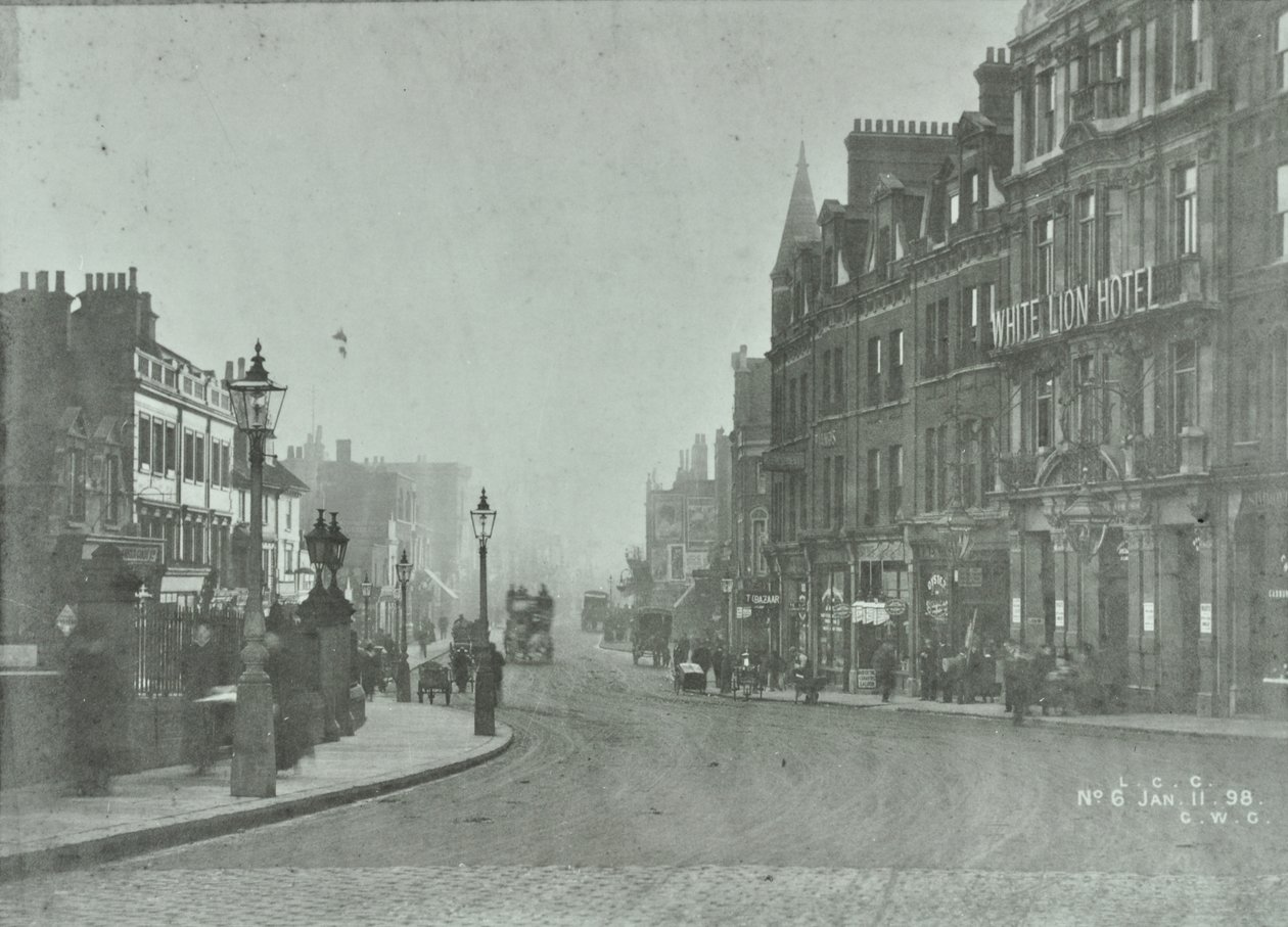 Putney Bridge: lähestymistie Putney High Streetiltä, 1898 tekijältä English Photographer