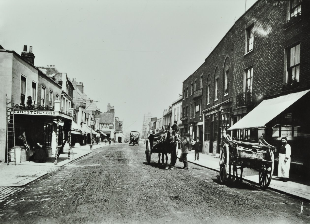 Putney High Street, katsot siltaa kohti, 1885 tekijältä English Photographer