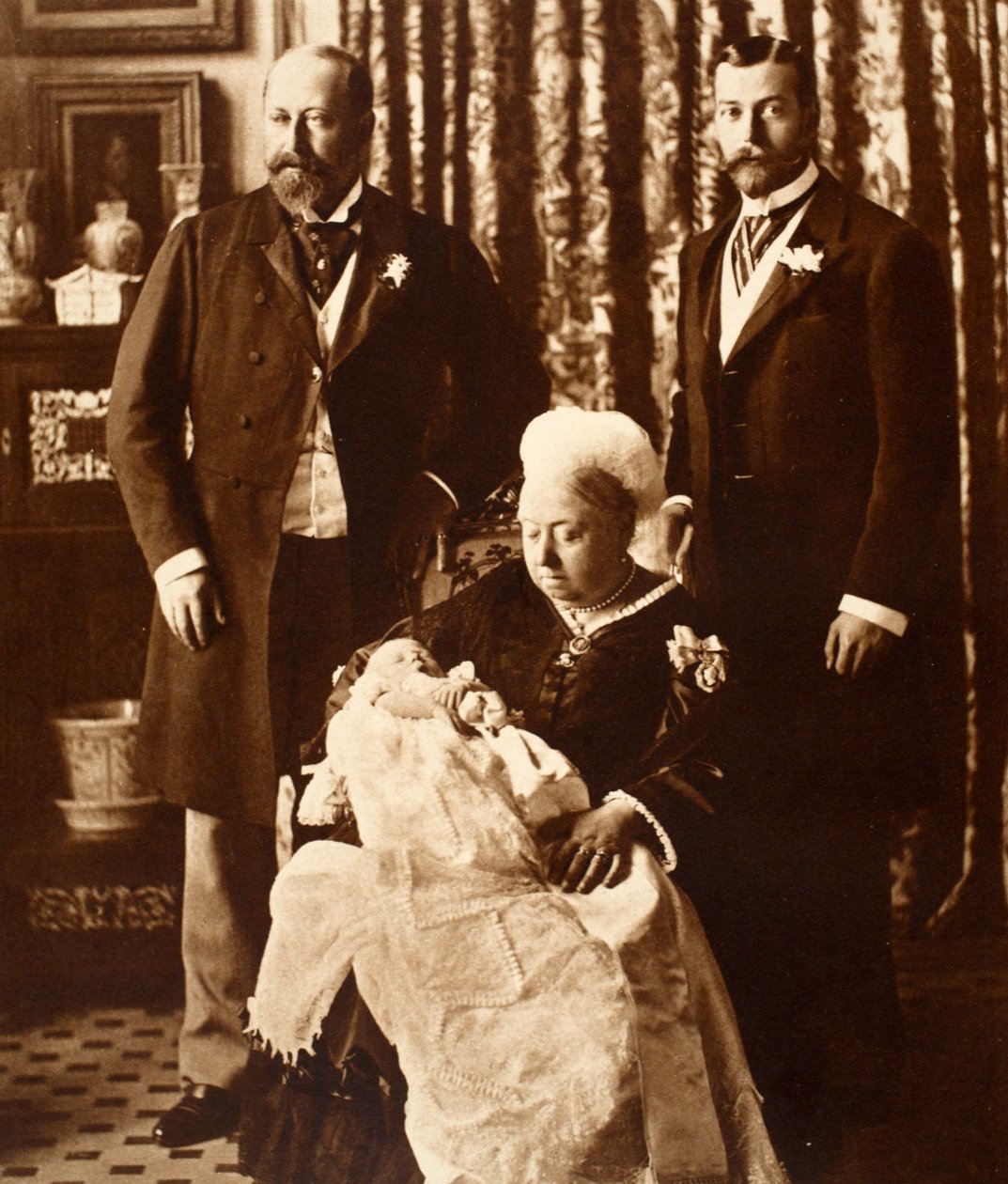 Kuningatar Victoria pitelee kuningas Edward VIII:aa ristiäisissään 16. heinäkuuta 1894 tekijältä English Photographer
