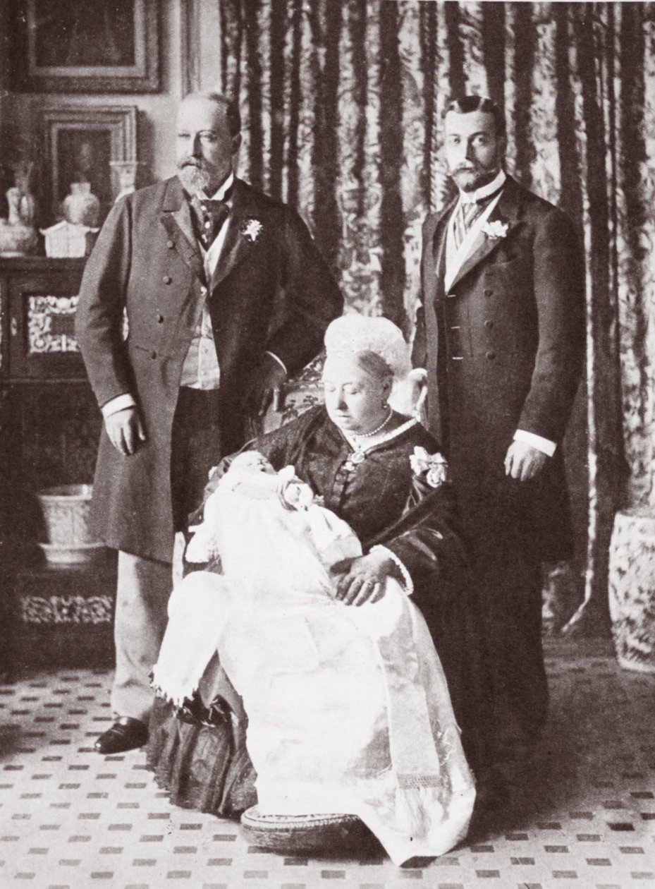 Kuningatar Victoria pitelee kuningas Edward VIII:aa ristiäisissään 16. heinäkuuta 1894 tekijältä English Photographer