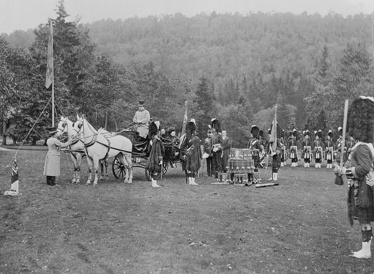 Kuningatar Victoria esittelee värejä Cameron Highlandersille, 1873 tekijältä English Photographer