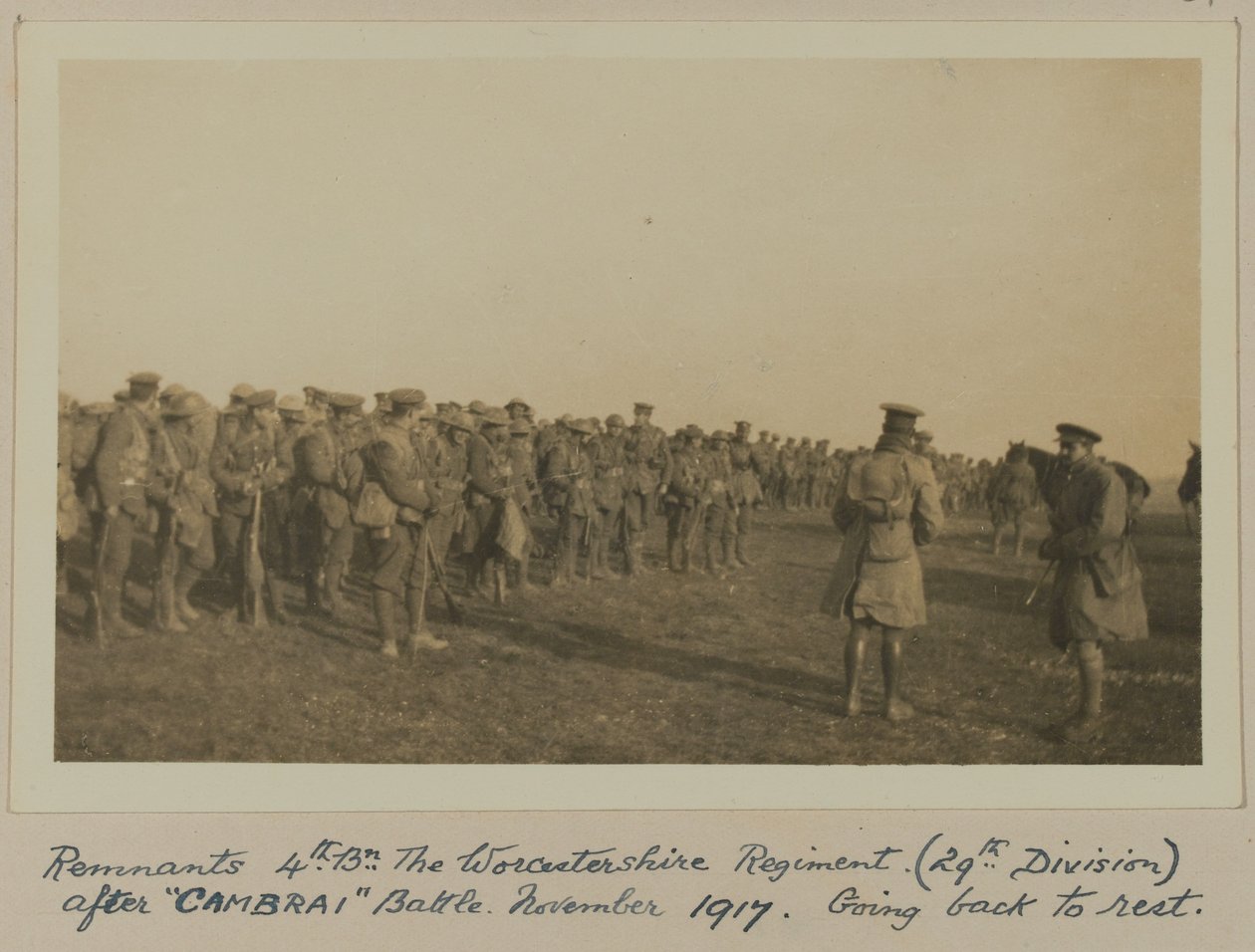 Jäännökset 4. Bn. Worcestershiren rykmentti (29. divisioona) "CAMBRAI"-taistelun jälkeen, marraskuu 1917, paluu lepoon tekijältä English Photographer