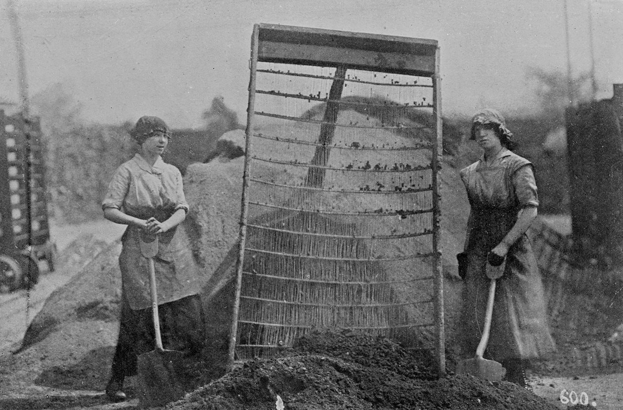 Riddling Cinders, Sotatoimisto valokuvat, 1916 (bw kuva) tekijältä English Photographer