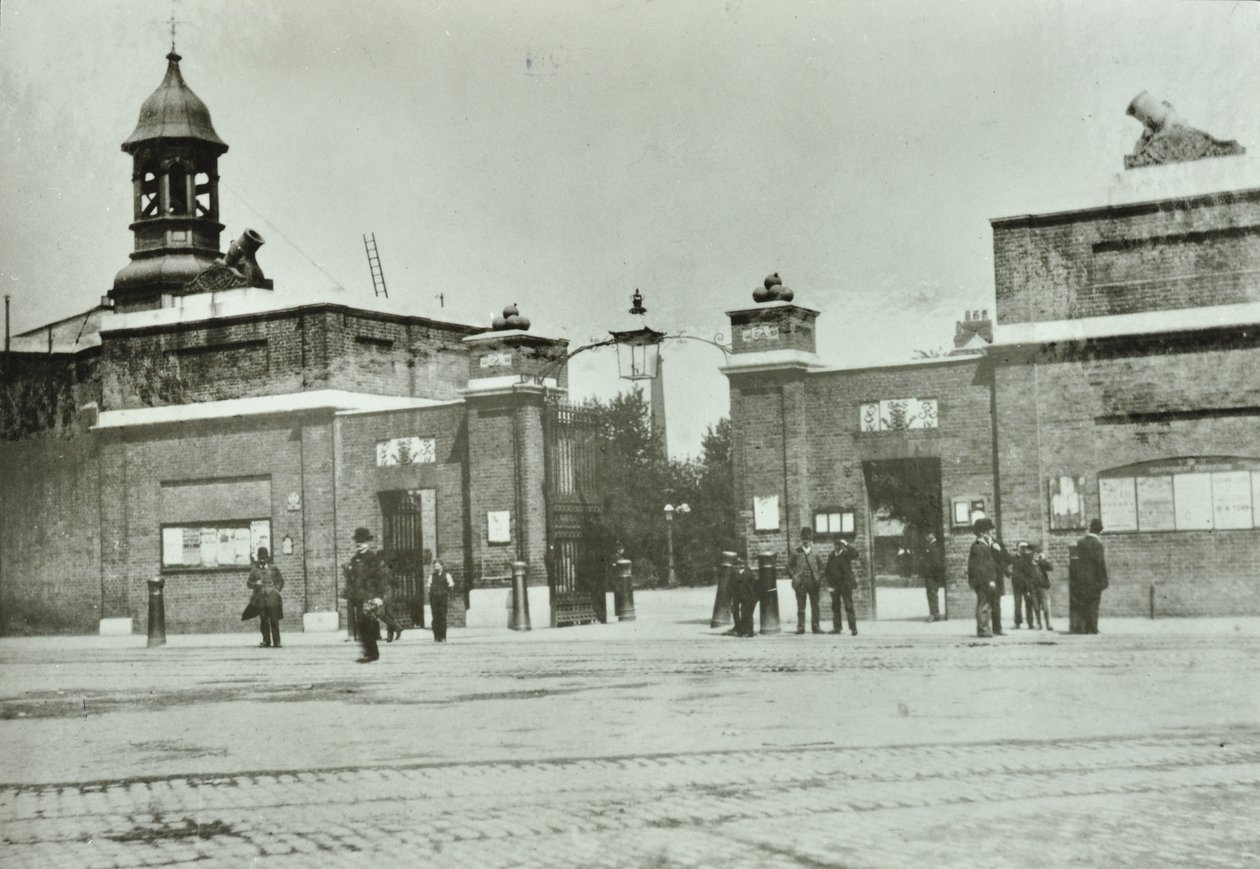 Royal Arsenal -pääportti, 1890 tekijältä English Photographer