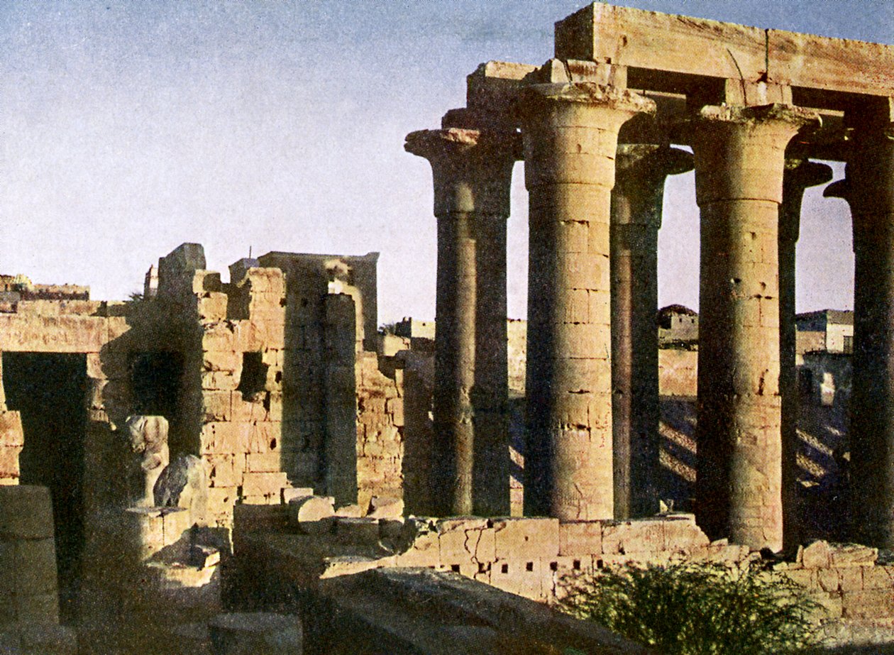 Porticon rauniot Luxorin temppelissä Egyptissä. tekijältä English Photographer