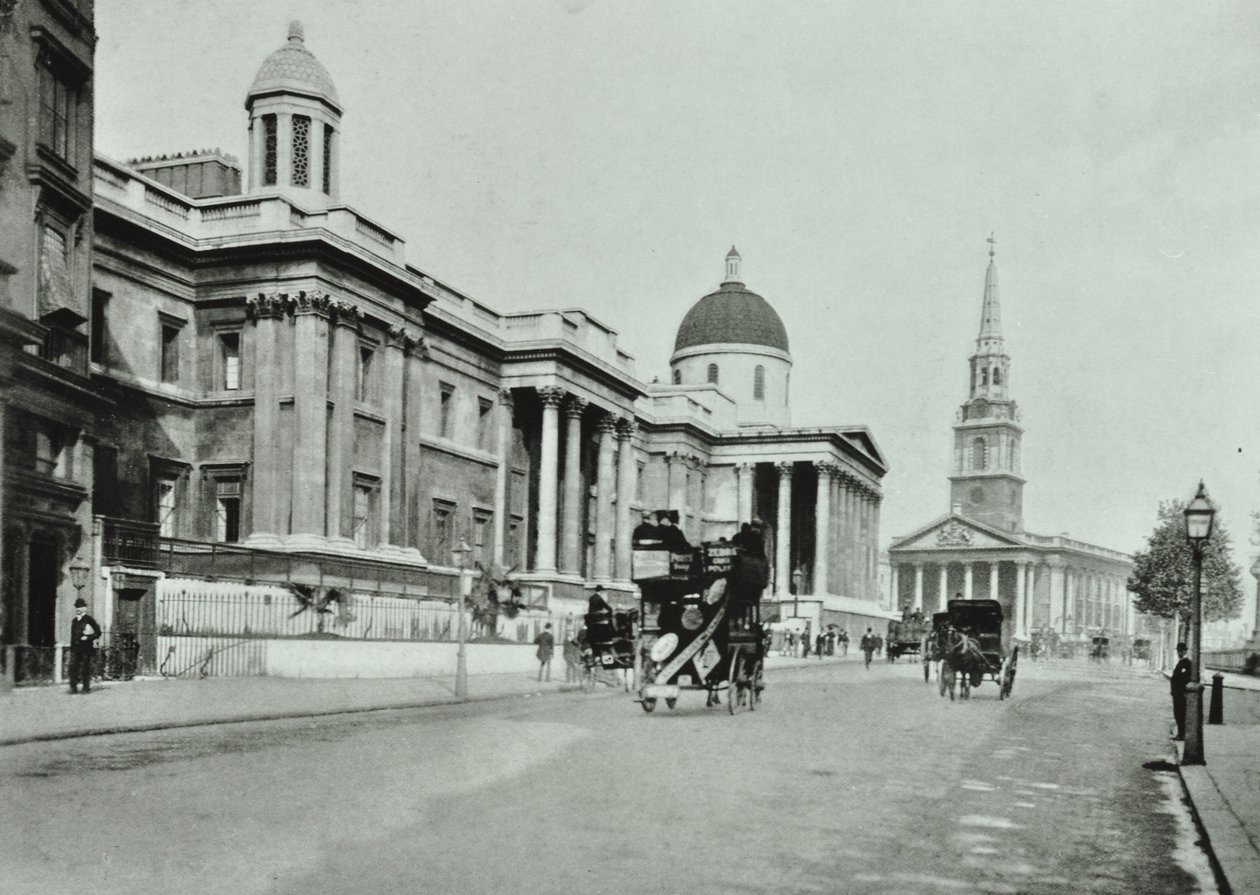 Saint Martin in the Fields ja National Gallery, Trafalgar Square, Westminster LB: pohjoispuoli katsottuna itään, 1896 tekijältä English Photographer