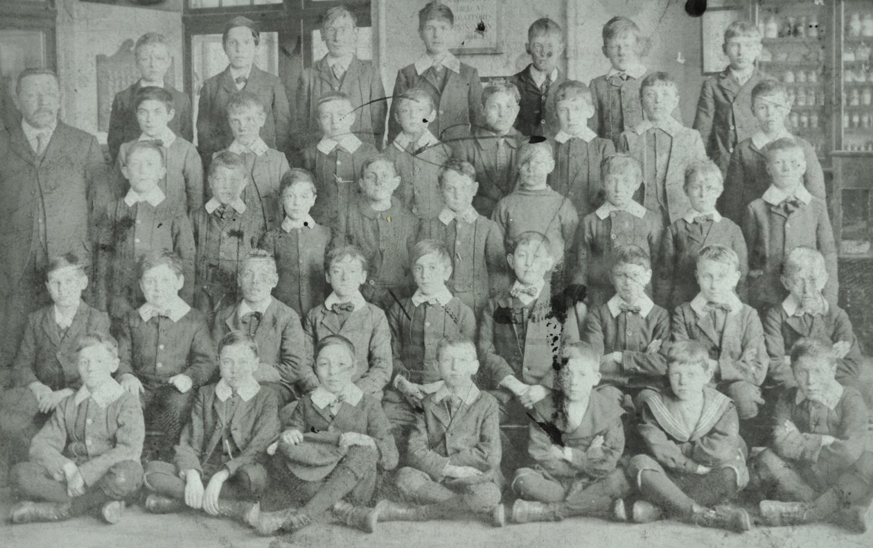 Kouluryhmä, tuntematon koulu, 1895 tekijältä English Photographer