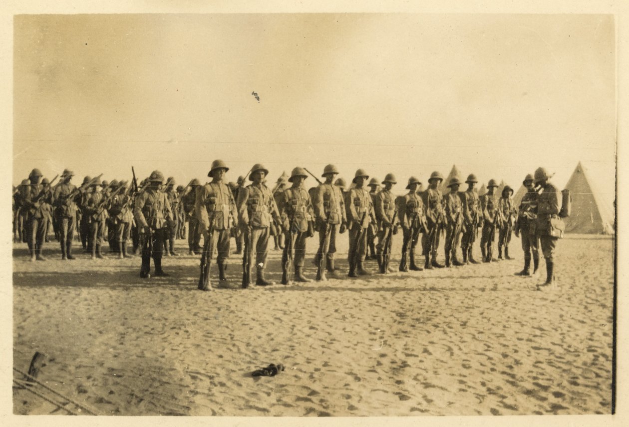 Näyttää osan Coystani paraatissa Shushassa - Libyan autiomaassa klo 6.30 syyskuussa 1916 (m/v kuva) tekijältä English Photographer
