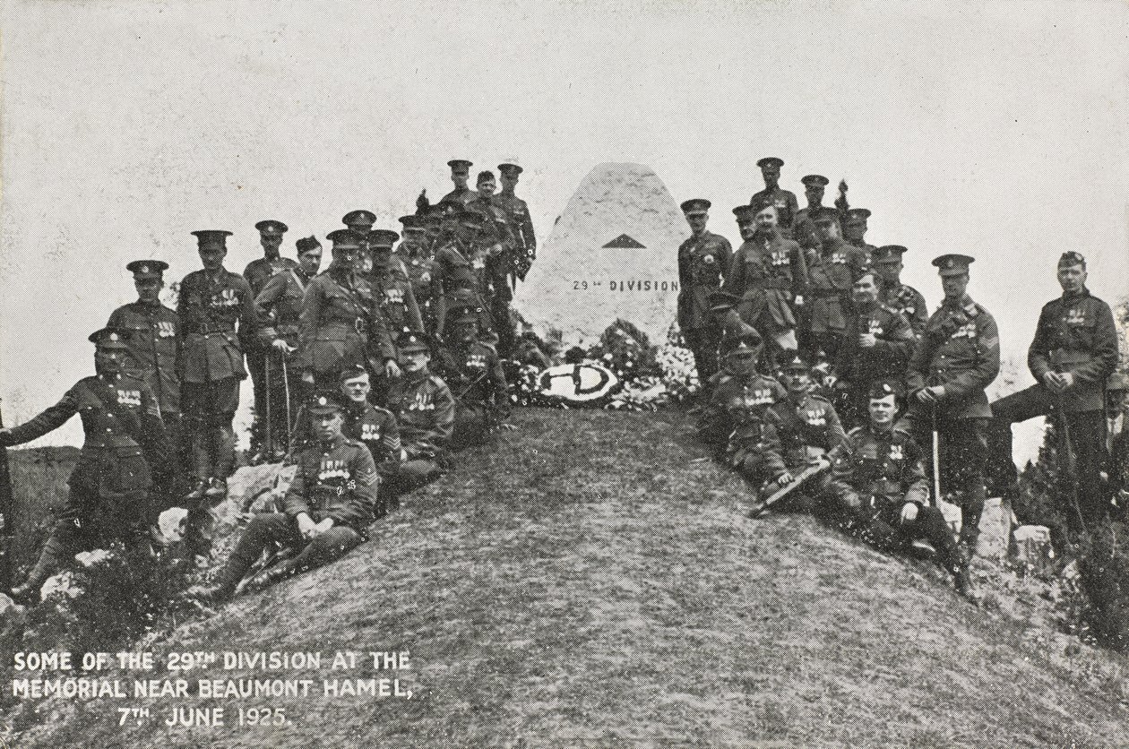 Jotkut 29. divisioonasta muistomerkillä lähellä Beaumont Hamelia, 7. kesäkuuta 1925 tekijältä English Photographer