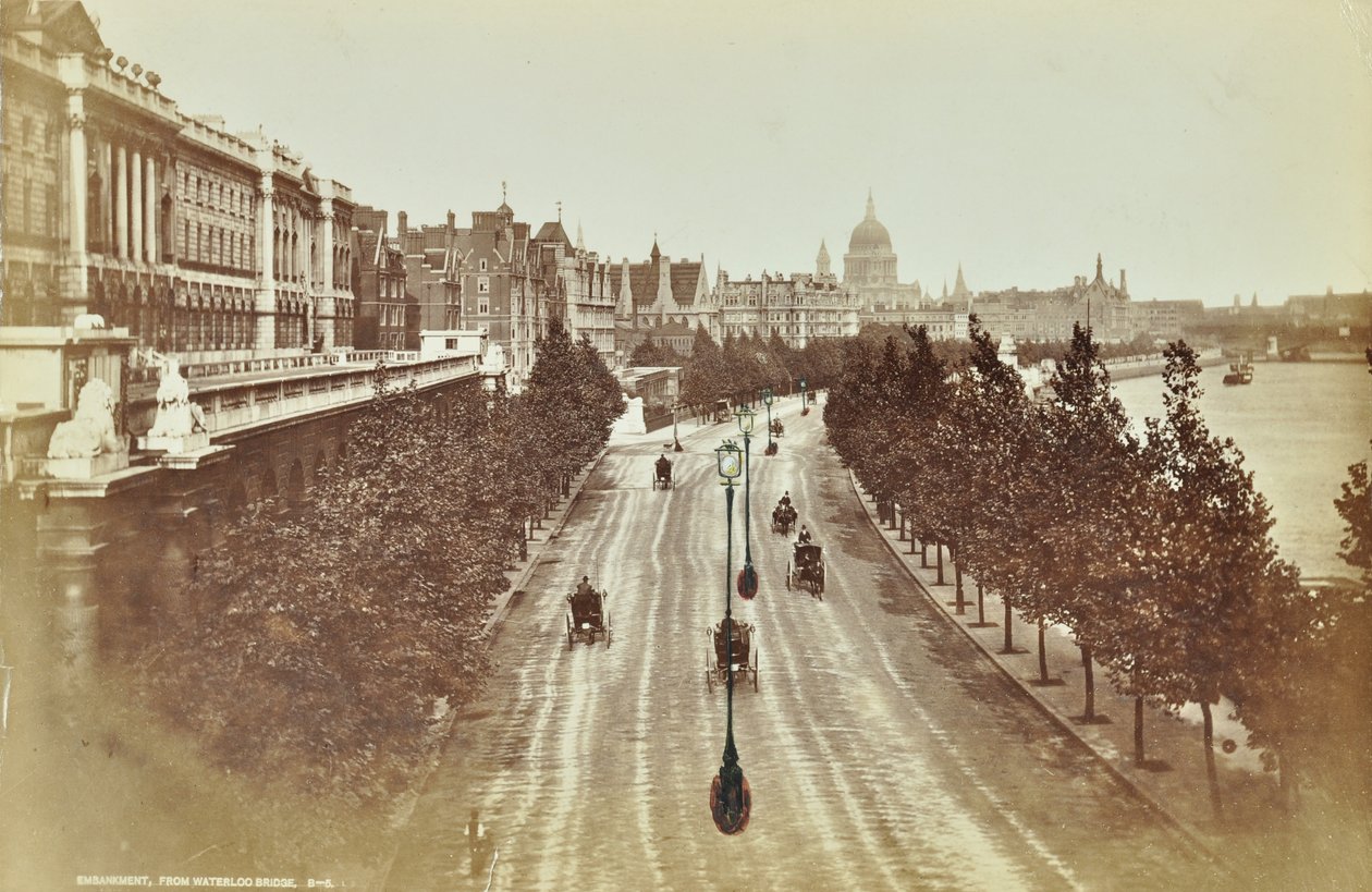 Somerset House, Victoria Embankment, Westminster LB: katsot pohjoiseen Waterloo Bridgeltä, 1895 tekijältä English Photographer