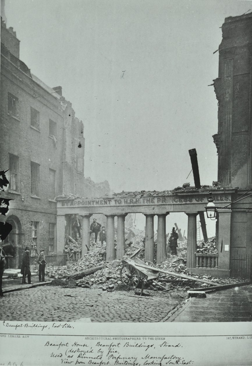 Strand, Westminster LB: Beaufort Buildings, tulivahingot, 1890 tekijältä English Photographer