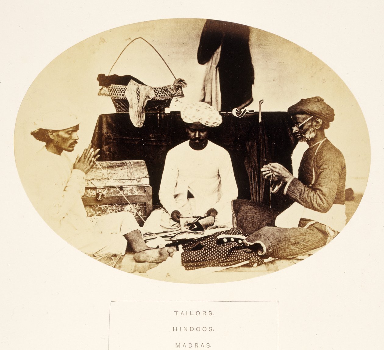 Räätälit, hindut, Madras, J. Forbes Watsonin teoksesta The People of India, julkaistu 1868 (valkokangaspaino). tekijältä English Photographer