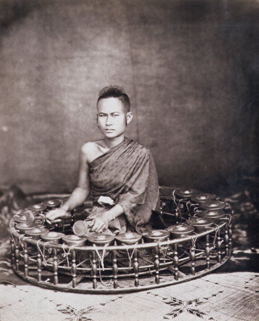 Thaimaalainen muusikko, n. 1870 (albumiprintti) tekijältä English Photographer
