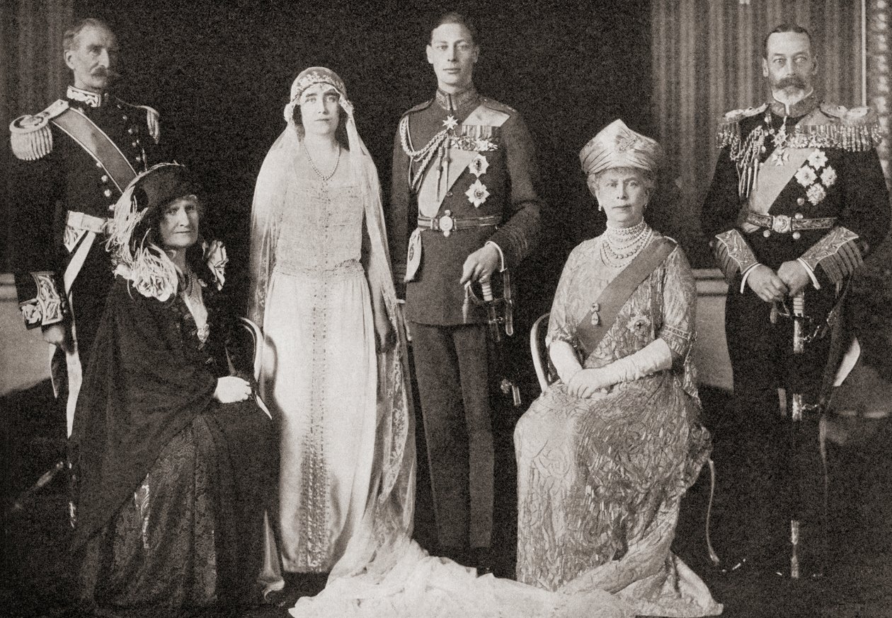 Britannian kuninkaallinen perhe Yorkin herttuan ja herttuattaren häissä 1923, vuonna 1935 julkaistusta The Story of Twenty Five Years -sarjasta tekijältä English Photographer