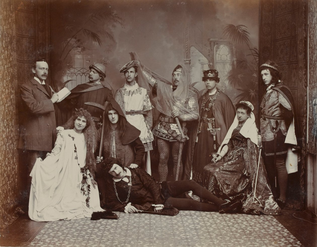 The Cast of Hamlet, Winter Gardens, Cheltenham, 1895 tekijältä English Photographer