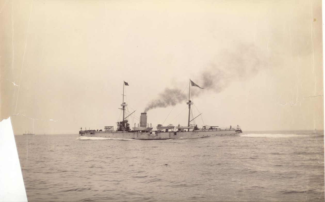 "Chih Yuan" merellä, noin 1886 tekijältä English Photographer