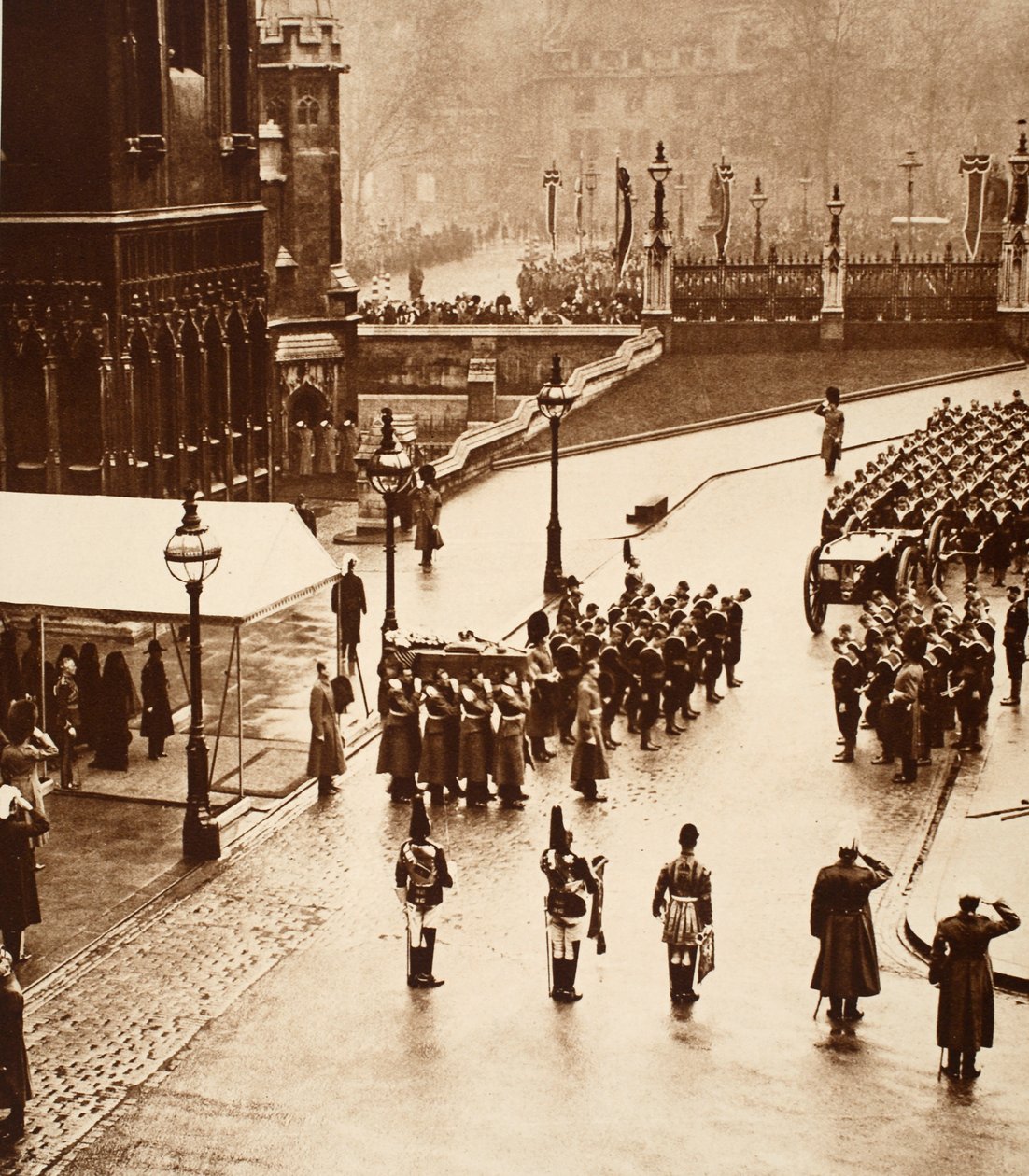 Hautajaiskulkue muodostumassa Westminster Hallissa, 1936 tekijältä English Photographer