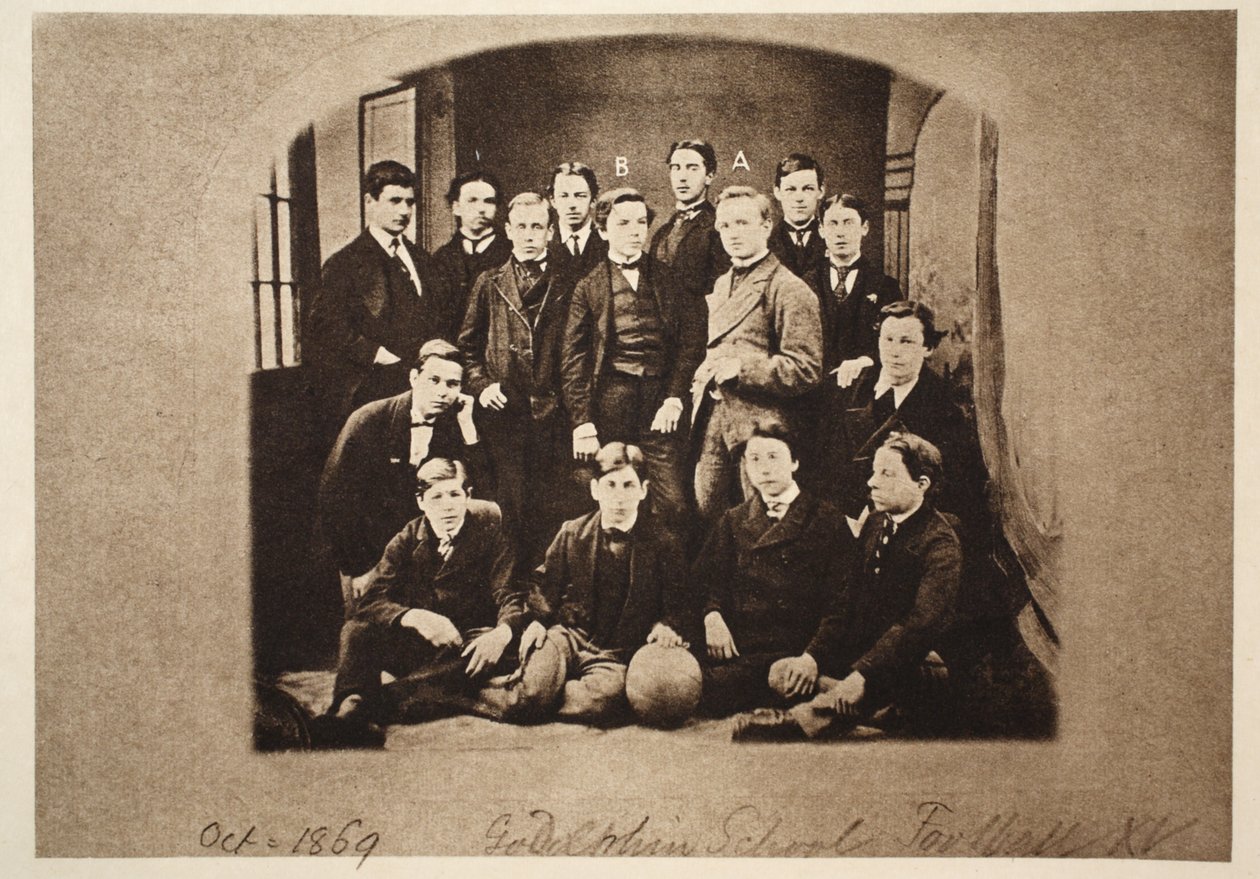 Godolphin School Football SXV, mukaan lukien (a) Harry Wearne ja (b) Sir Leander Starr-Jameson, 1869 (seepiakuva) tekijältä English Photographer