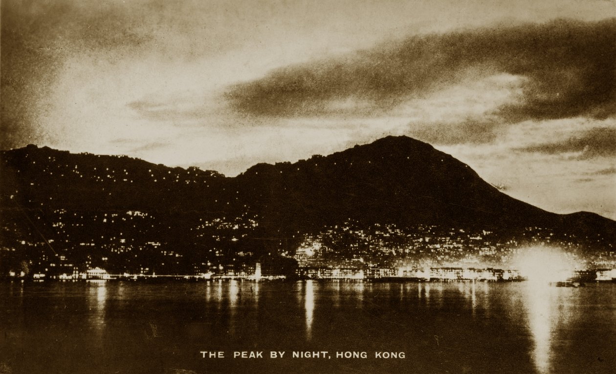 The Peak at night, Hong Kong, valokuva-albumista, joka liittyy Pte H. Chickin palvelukseen, 1940 tekijältä English Photographer
