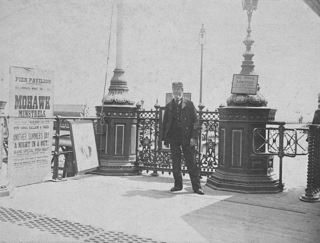 Laituri, Hastings, noin 1890 tekijältä English Photographer