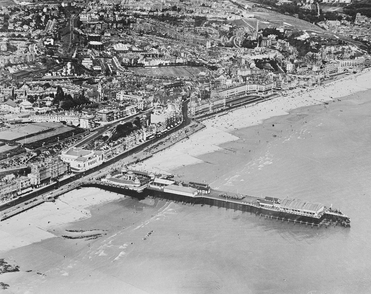 The Pier, Hastings, noin 1925 tekijältä English Photographer