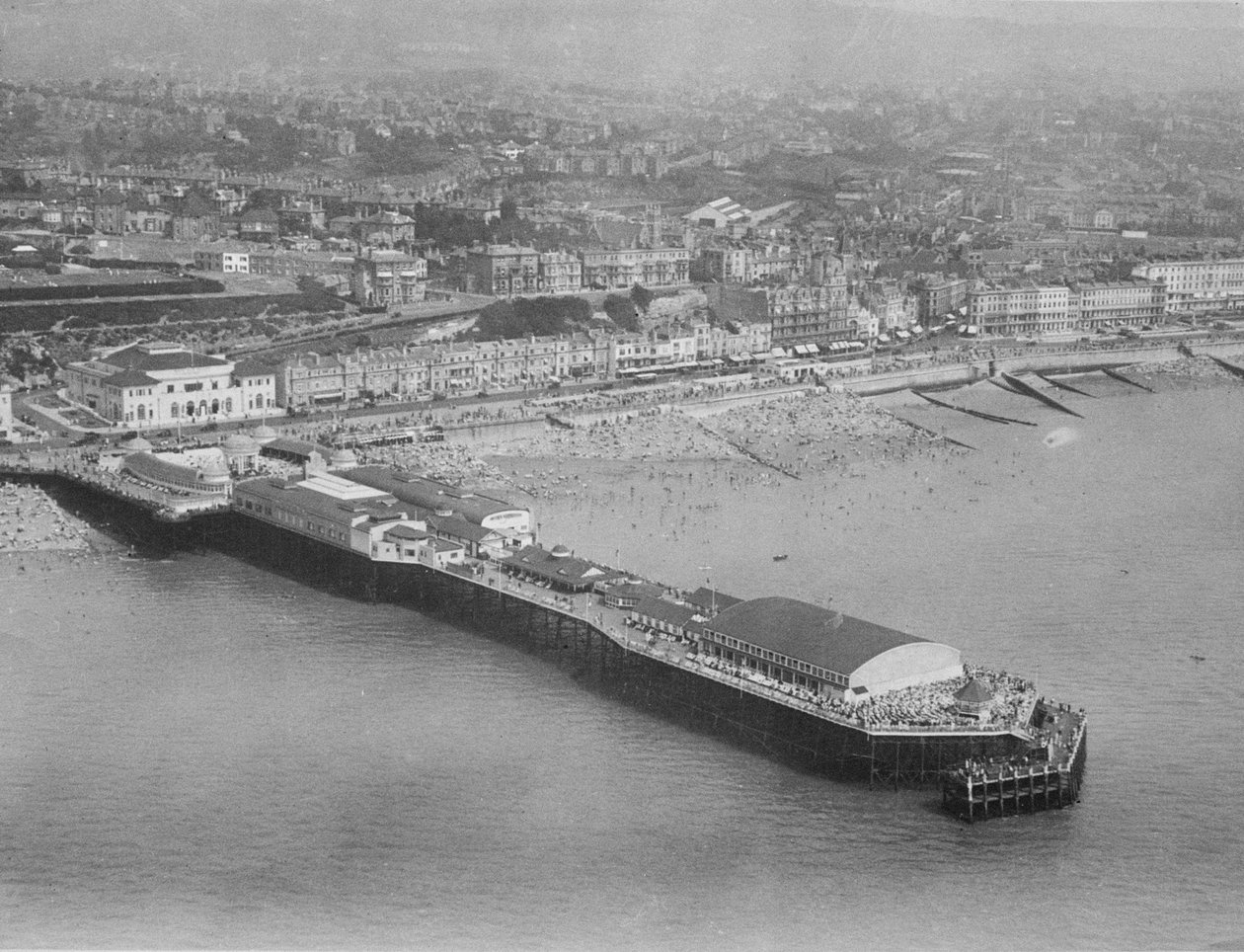 The Pier, Hastings, noin 1930 tekijältä English Photographer
