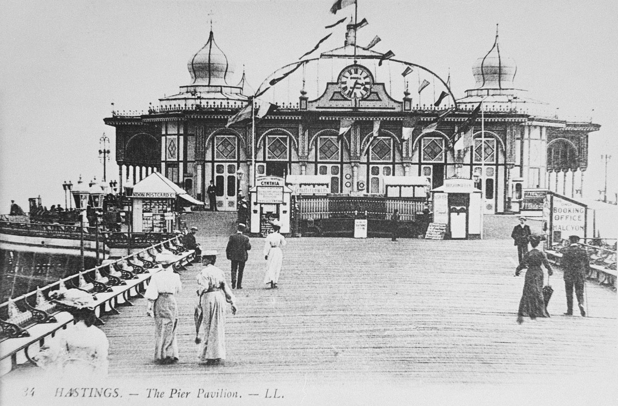 The Pier Pavilion, Hastings, noin 1890 tekijältä English Photographer