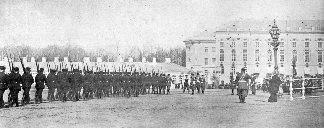 Joukot tuomassa värejä kuninkaalliseen palatsiin, kuva Kuningas, 25. toukokuuta 1901 tekijältä English Photographer