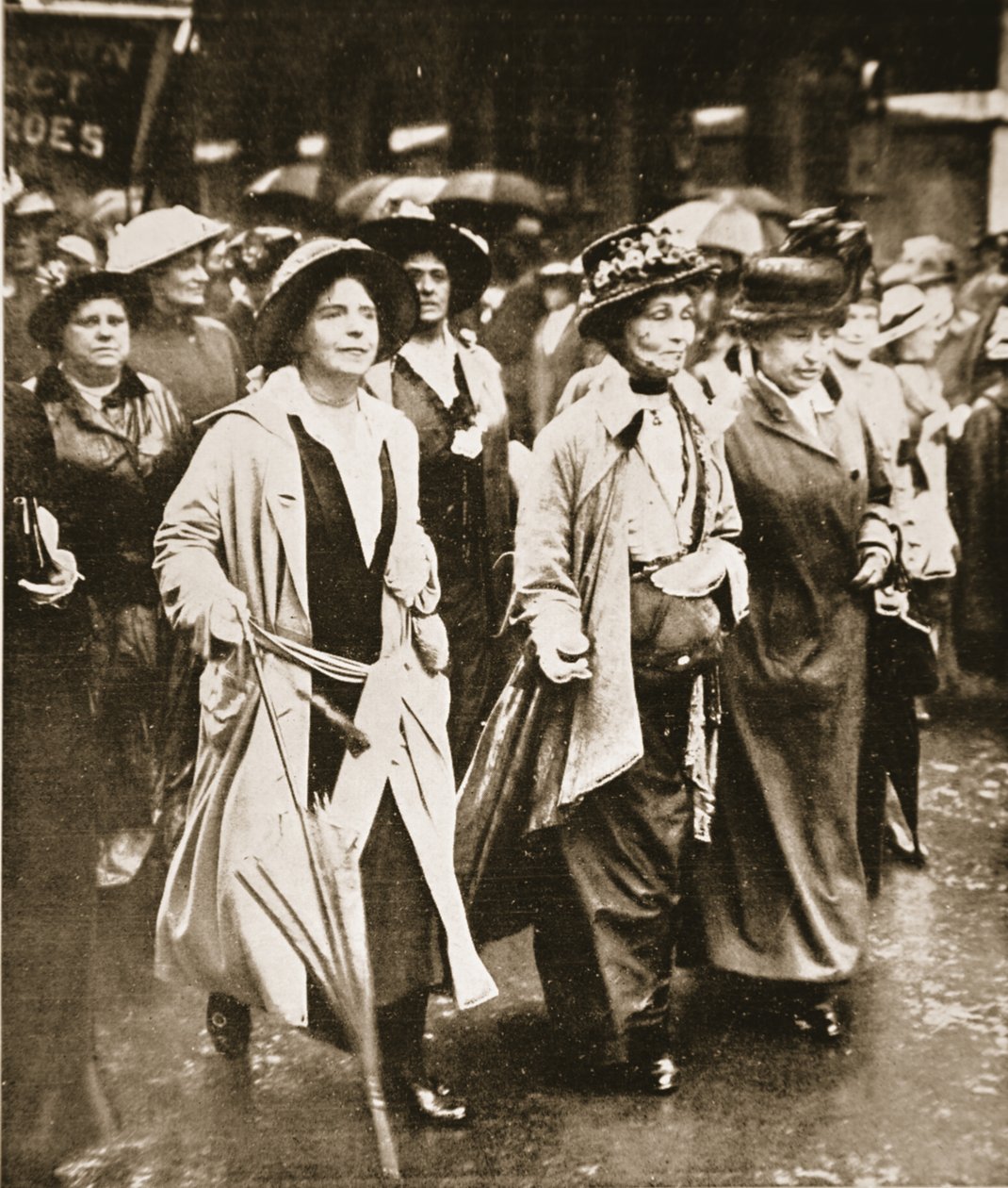 Naisten "oikeus palvella" -mielenosoitus: rouva Pankhurst ja ystävät, "The Illustrated War News" tekijältä English Photographer