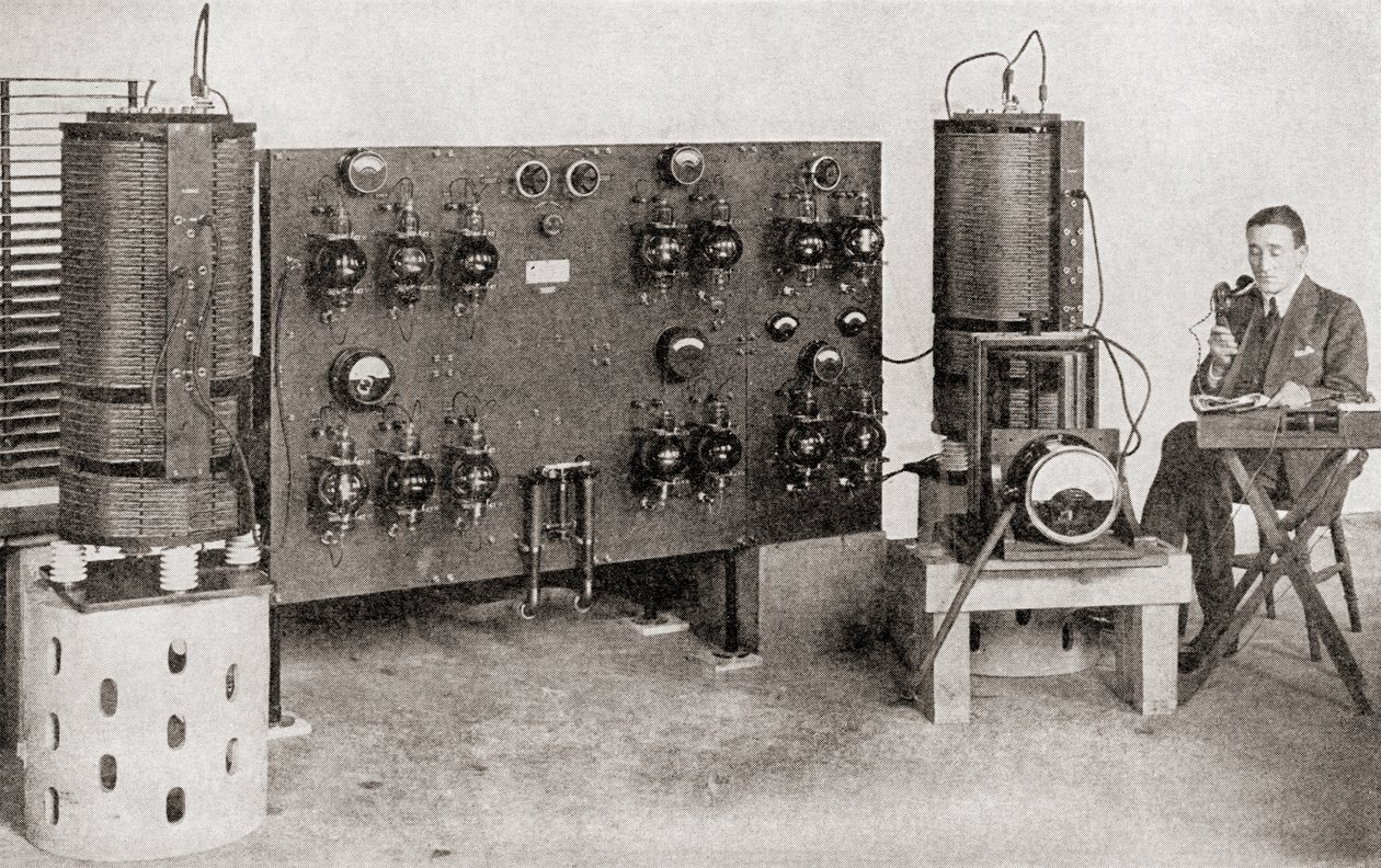 Ensimmäinen Isossa-Britanniassa toiminut lähetin, joka asennettiin Marconi Worksiin Chelmsfordiin vuosina 1919 ja 1920, vuonna 1935 julkaistusta The Story of Twenty Five Years -sarjasta. tekijältä English Photographer