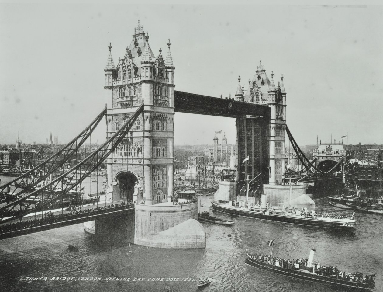 Tower Bridge avauspäivänä 1894 tekijältä English Photographer