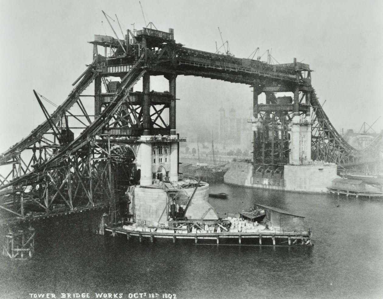 Tower Bridge rakenteilla, 1892 tekijältä English Photographer