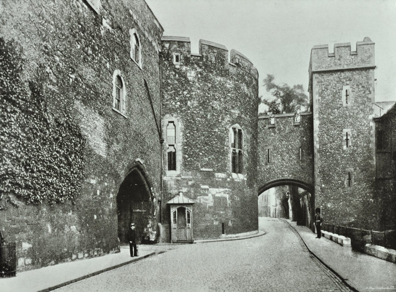 Tower of London, Tower Hill: The Bloody Tower, 1890 tekijältä English Photographer