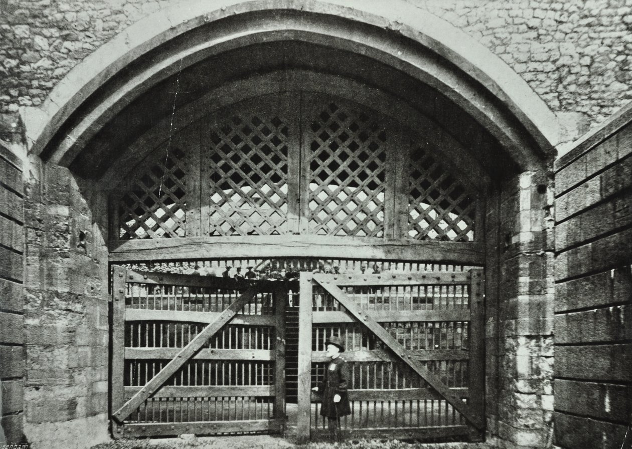 Tower of London, Tower Hill: Traitors Gate, 1890 tekijältä English Photographer