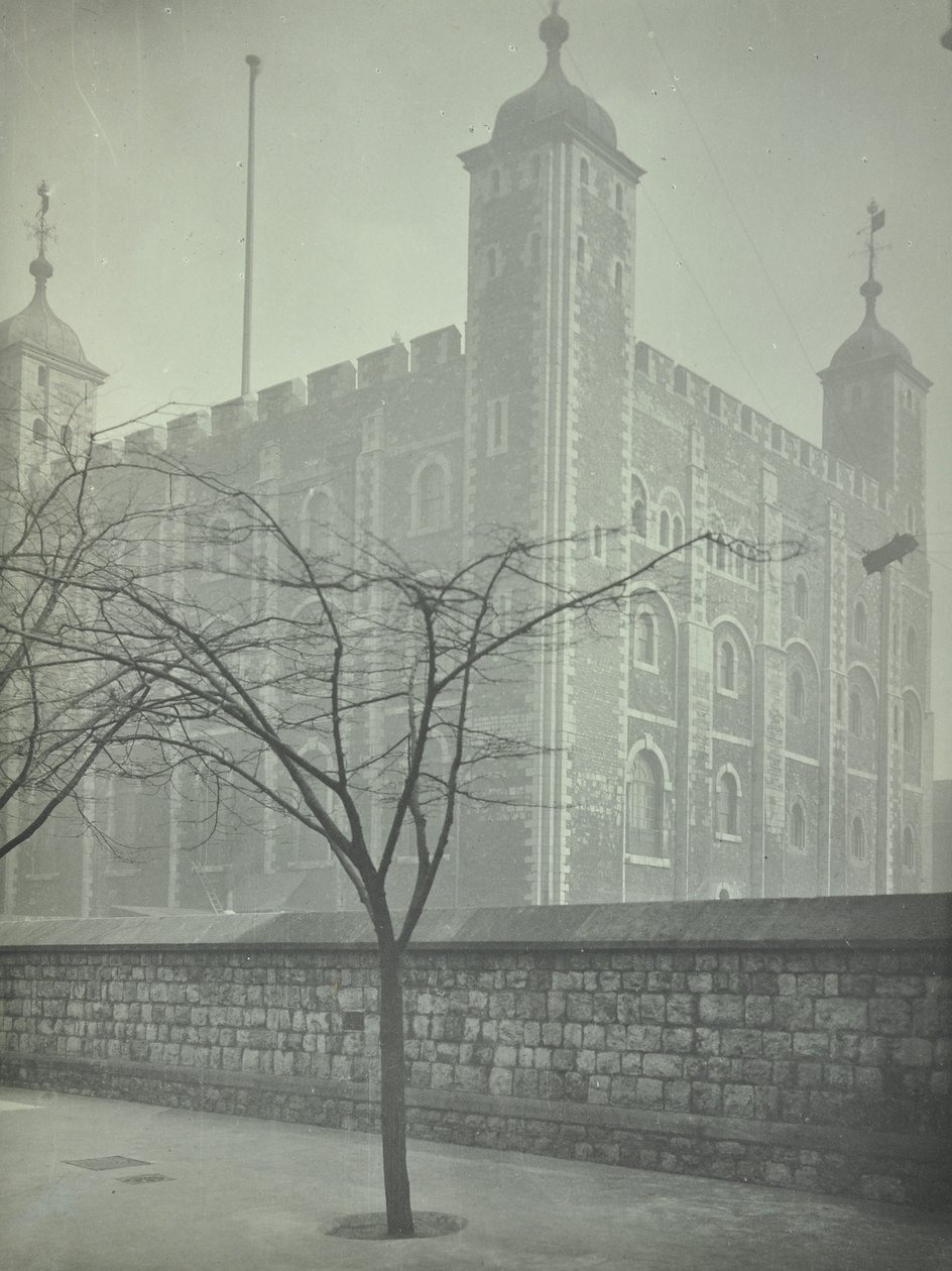 Tower of London, Tower Hill: White Tower, 1899 tekijältä English Photographer