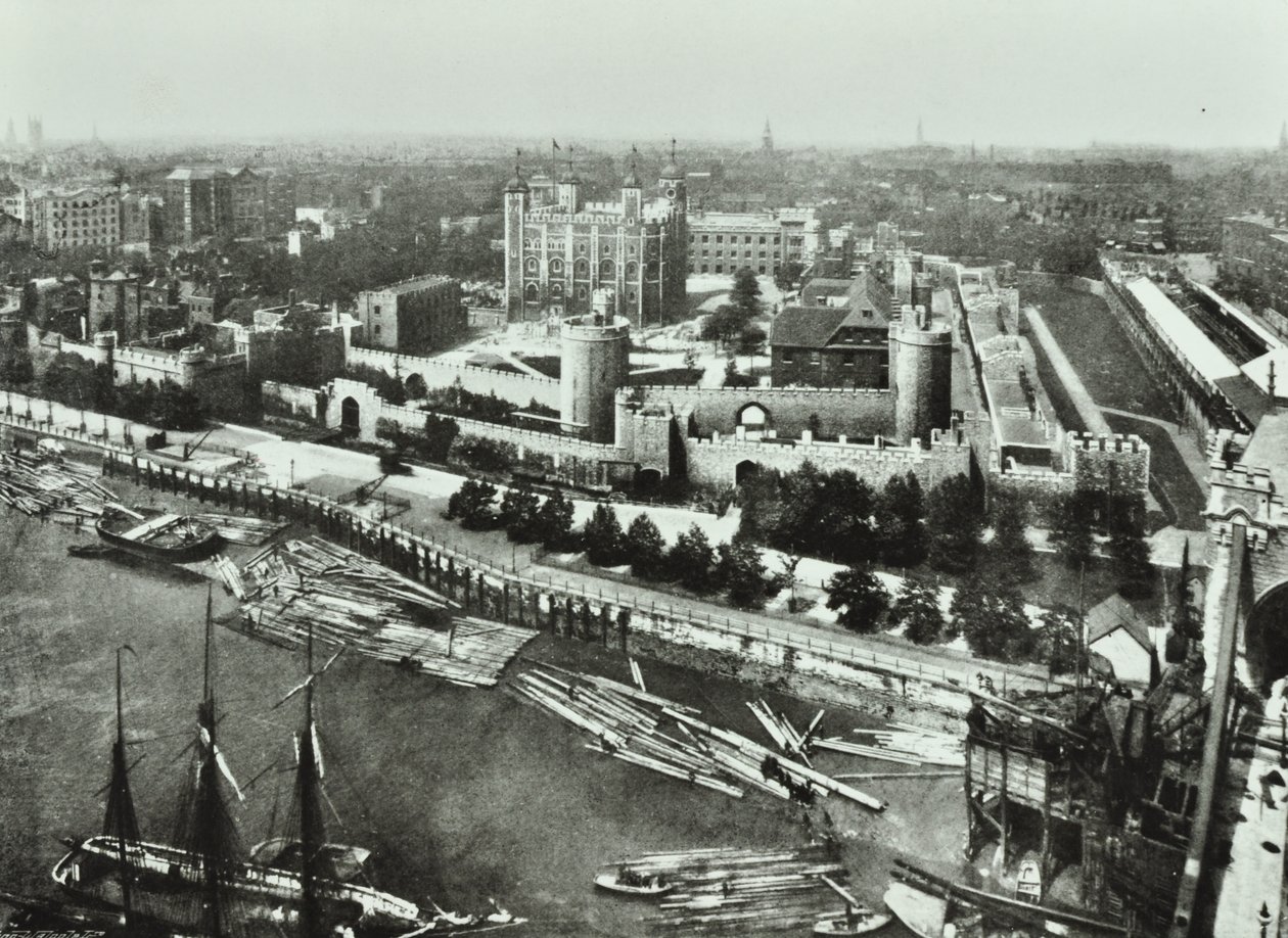 Tower of London, Tower Hill: Tower Bridgeltä, 1890 tekijältä English Photographer