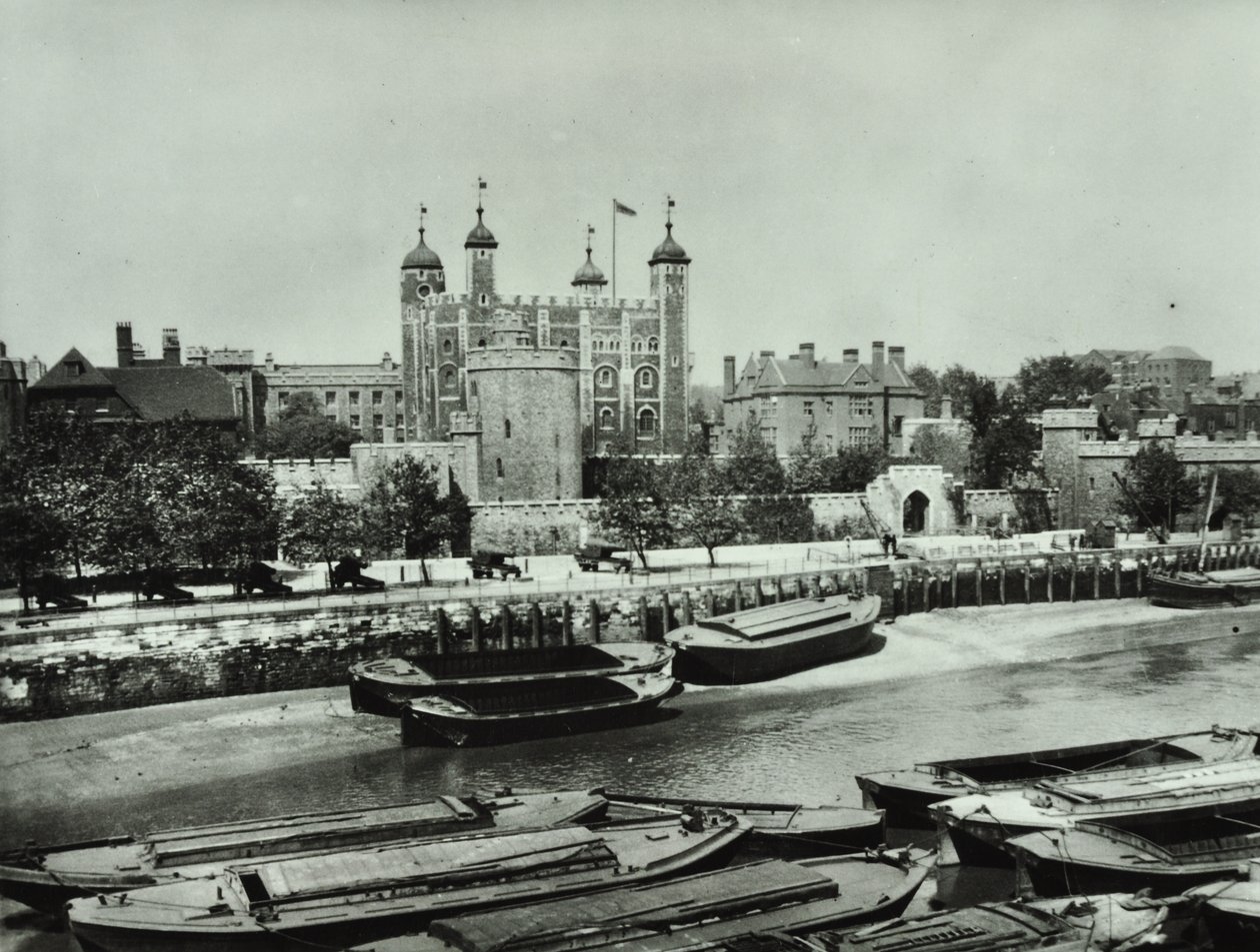 Tower of London, Tower Hill: joesta, 1895 tekijältä English Photographer