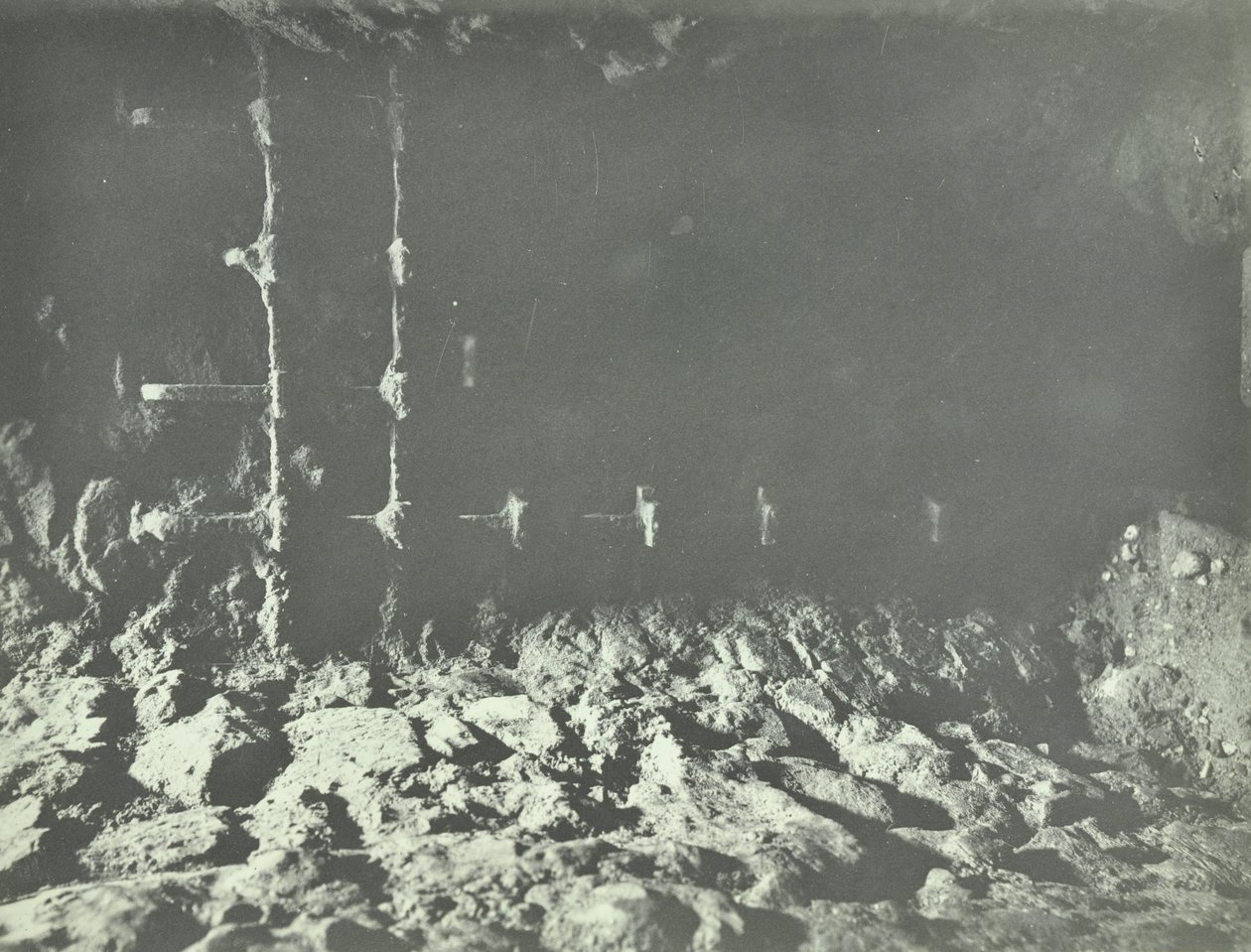 Tower of London, Tower Hill: maanalaisia käytäviä, 1899 tekijältä English Photographer