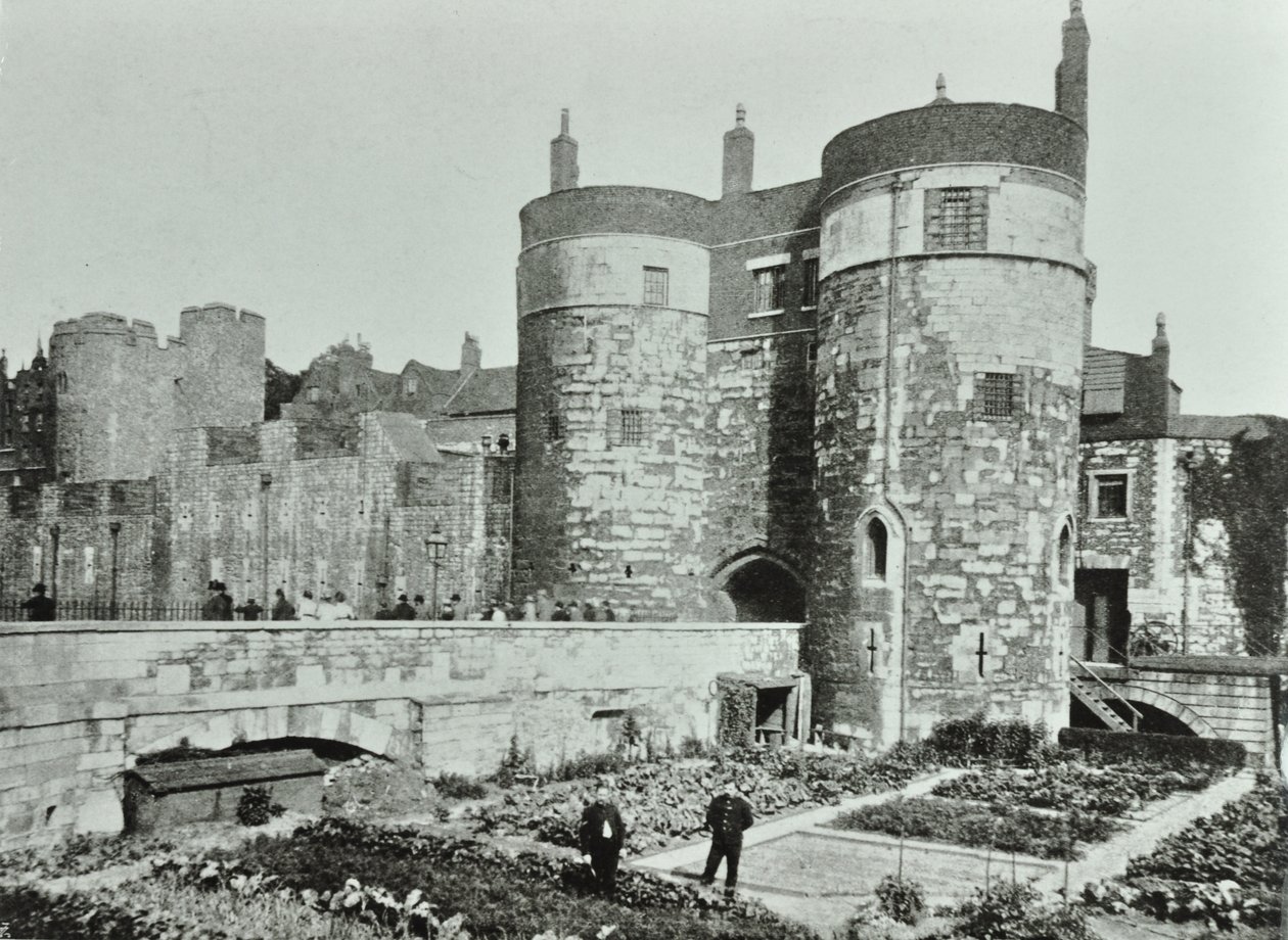 Tower of London, Tower Hill: Beauchamp ja Byward Towers, 1895 tekijältä English Photographer