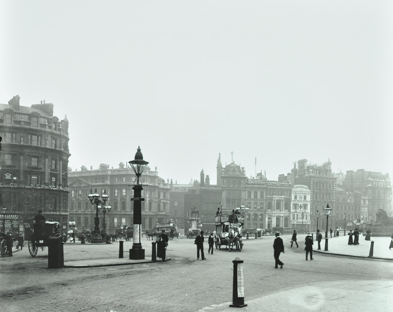 Trafalgar Square, Westminster LB: Trafalgar Square itään kohti Charing Crossia, 1896 tekijältä English Photographer
