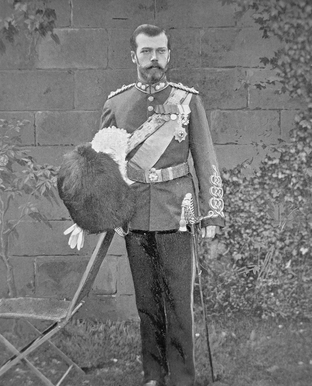 Tsaari Nikolai II pukeutuu Royal Scots Graysin univormuun tekijältä English Photographer
