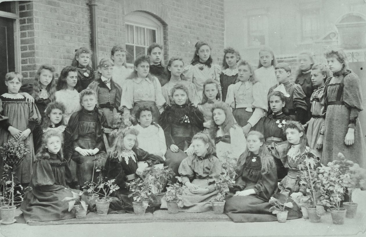 Tuntematon tyttöluokka, 1896 tekijältä English Photographer