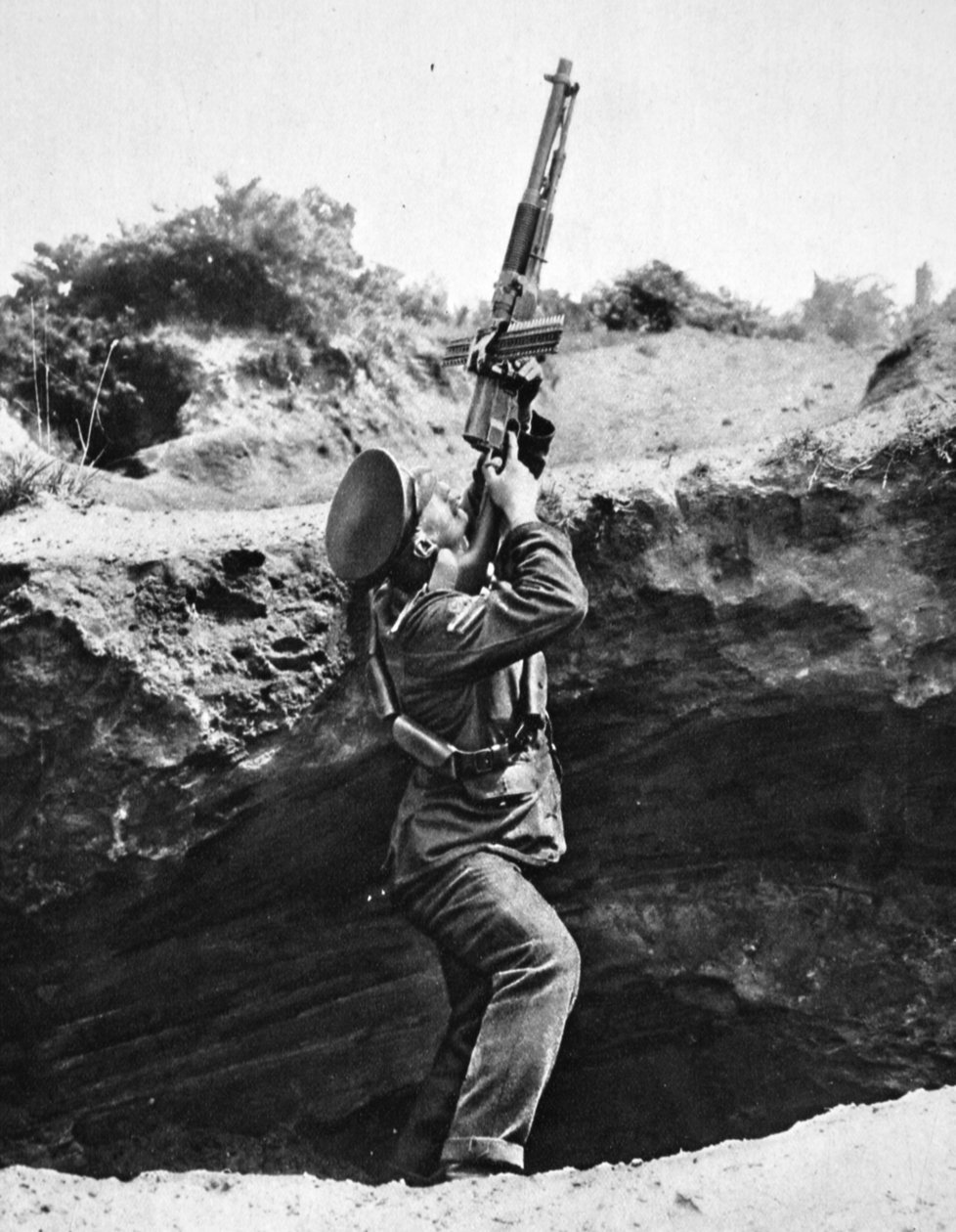 Hotchkiss-automaattikiväärin käyttö kuoren reiästä: odottamaton hyökkäys, The Illustrated War News, 2. elokuuta 1916 tekijältä English Photographer