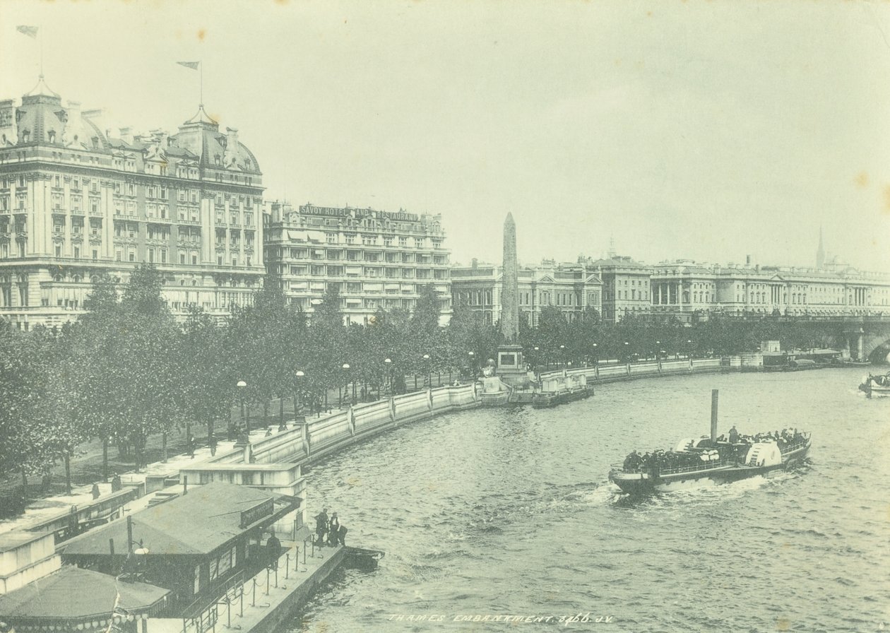 Victoria Embankment, Westminster LB: katsot pohjoiseen Hungerford Bridgeltä, 1895 tekijältä English Photographer