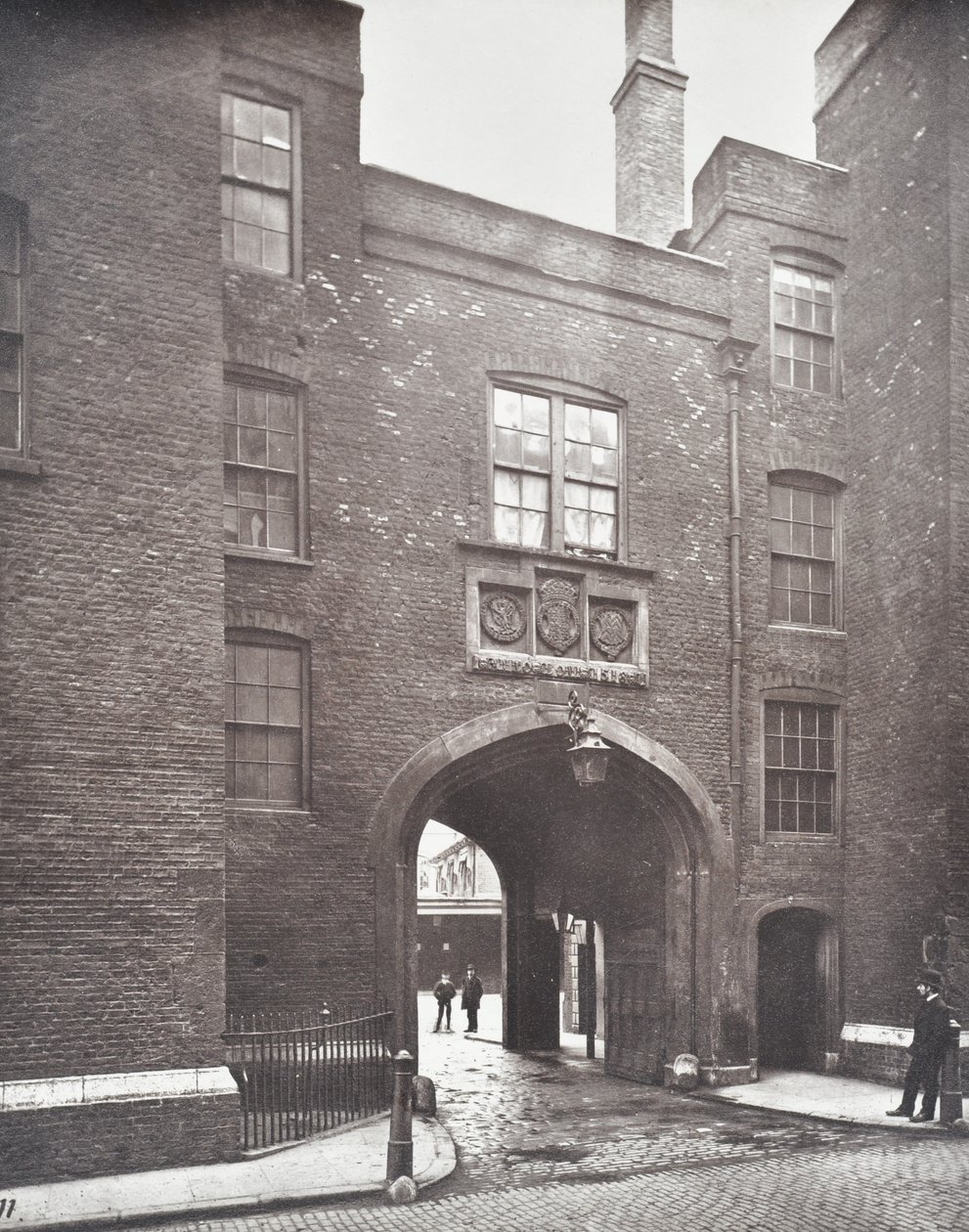 Näkymä Lincolns Inn Gatewaylle, Lontoo, 1876 tekijältä English Photographer