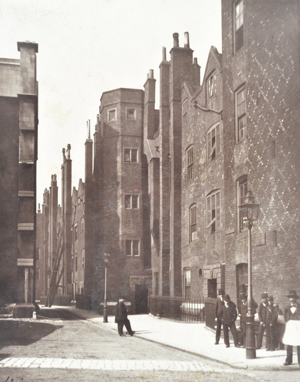 Näkymä Lincolns Inn Old Squarelle, Lontoo, 1876 tekijältä English Photographer