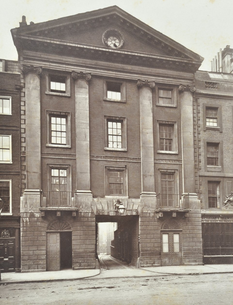 Näkymä Middle Temple Gate Housesta Lontoossa, 1885 tekijältä English Photographer